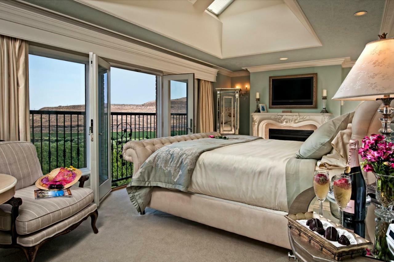 Cameo Heights Mansion And The Vine Fine Dining Restaurant Bed & Breakfast Touchet Exterior photo